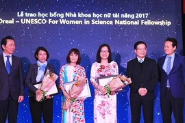 越南五名出色女科学家荣获2017年度欧莱雅-联合国教科文组织的奖项