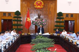 阮春福主持会议讨论中部沿海各省海岸滑坡和河口泥沙堆积情况