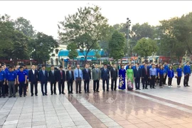 河内市领导向列宁敬献花圈 纪念俄罗斯十月革命胜利101周年