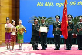 越南人民军集体和个人荣获老挝国家和国防部的勋章