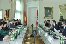 越南政府总理阮春福与奥地利总理举行会谈