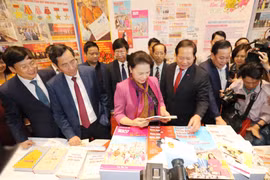 国会主席阮氏金银参观2018年越南全国报刊展