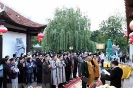 旅居乌克兰越南人深切缅怀英勇不屈捍卫祖国海洋岛屿主权的烈士们