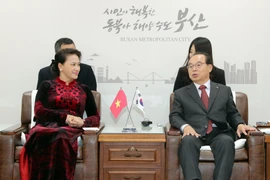 越南国会主席阮氏金银会见韩国釜山市市长吴巨敦