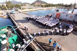 慰问长沙群岛干部战士并赠送春节礼物