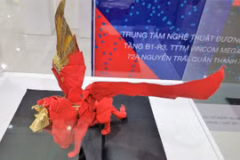 “翅膀”纸艺展亮相河内