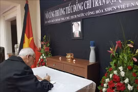 美国和智利朋友为越南国家主席陈大光致哀