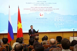 梅德韦杰夫走访参观越俄热带综合科技研究中心