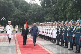 越共中央总书记、国家主席阮富仲为印度总统举行隆重的欢迎仪式