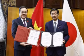 国会主席陈青敏与日本参议院议长关口昌一交换合作文件。图自越通社