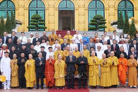 国家主席苏林在主席府与各宗教组织领导代表和神职人员合影。图自越通社