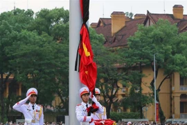 国旗降半旗仪式在巴亭广场举行。图自越通社