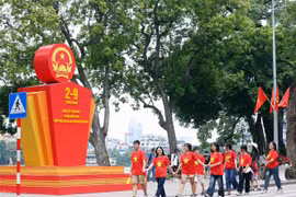 国庆假期，首都居民在还剑湖湖畔游玩。图自越通社