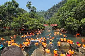 4.30和五一劳动节假期，广平省沫水溪（suối Moọc）等生态旅游区吸引大量游客前来旅游。图自baoquangbinh.vn