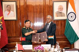国防部副部长黄春战上将与印度国防部副部长吉里达尔·阿拉曼签署越印防务训练合作意向书。图自越通社