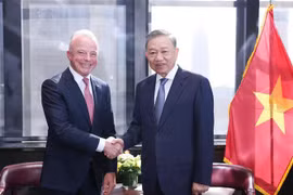 越共中央总书记、国家主席苏林（右）在纽约会见波音全球集团总裁布兰登·纳尔逊。图自越通社