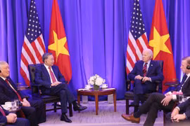 越共中央总书记、国家主席苏林（左）会见美国总统拜登。图自越通社