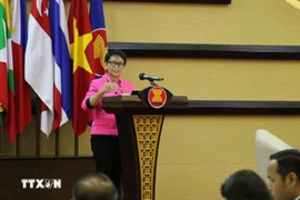 印度尼西亚外长雷特诺·马尔苏迪（Retno Marsudi）在东盟一个会议上发表讲话。图自越通社