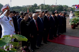 胡志明主席诞辰日：越南党和国家领导人入陵瞻仰胡伯伯遗容