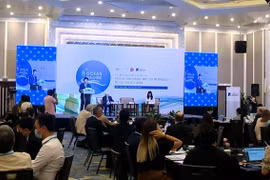 越南国会主席与英国议会下议院议长举行会谈
