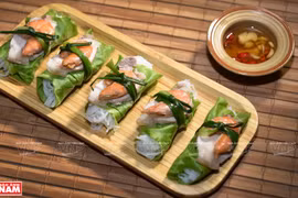 组图：生菜糯米酒娘虾肉卷——河内解热美食