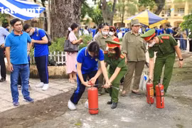 为高中生进行消防安全技能培训
