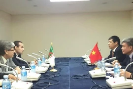 越南文化体育旅游部代表团与阿尔及利亚青年和体育部属下的国际合作局召开工作会议