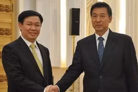 越共中央委员、中央经济部部长王廷慧与中国国务委员王勇