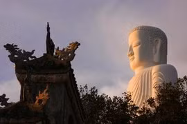 灵应诗的27米高度佛像