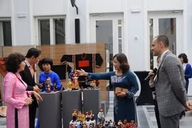 越南各民族传统服装展