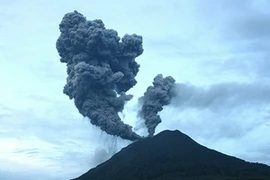 印尼锡纳朋火山再喷发