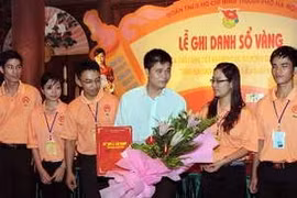 河内市举行金簿记名典礼 表彰300多名优秀毕业生