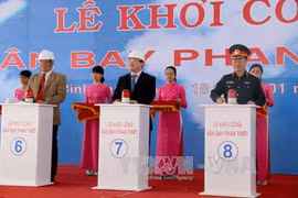 潘切机场动工兴建仪式场景