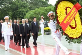 越南领导人前往设在首都河内的越南英雄烈士纪念碑敬香和敬献花圈