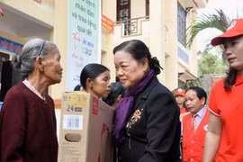 何氏洁部长向当地居民赠送礼物