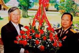 越南驻老挝特命全权大使阮孟雄已来到老挝国防部，庆祝老挝人民军建军65周年