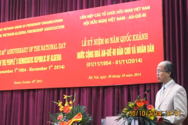 越南—阿尔及利亚友好协会主席阮陈南发表讲话