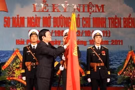 张主席向海上胡志明小道干部、战士授予胡志明勋章