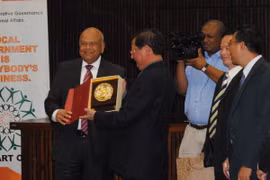 杨小富（Giang Seo Phu）向普拉温·戈尔丹（Pravin Gordhan）部长赠送礼物