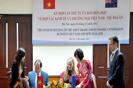 越南工商部副部长阮锦秀与新西兰外交贸易部副部长安德烈·史密斯共同主持会议