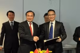 越南海关总局总局长阮玉足和中国香港海关关长张云正签署双方海关合作和互助协议