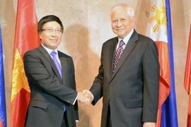 越南外长范平明会见菲律宾外长阿尔伯特· F ·德尔罗萨里奥
