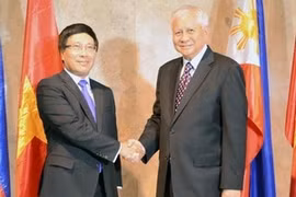 越南外长范平明会见菲律宾外长阿尔伯特· F ·德尔罗萨里奥