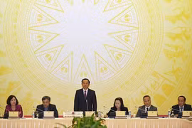 越南政府办公厅主任阮文年部长在记者会上致词
