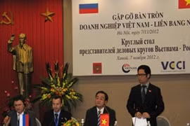 越南政府副总理黄忠海出席会议