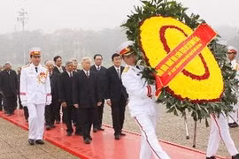 越南党和国家领导人在胡志明陵墓敬献花圈 