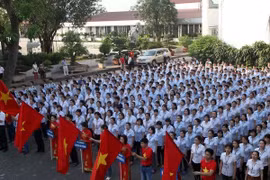 某个公司的工人力量举行集会反对中国侵犯越南领土主权。