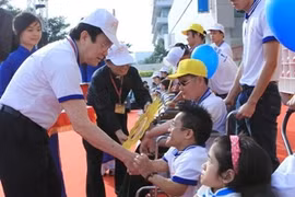 越南国家主席张晋创同胡志明市众多人民群众共同参加“共走爱心路”慈善活动