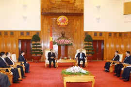 越南政府副总理阮春福会见老挝巴特寮通讯社高级代表团