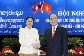 老挝国会主席巴尼·亚托杜和越南国会主席阮生雄